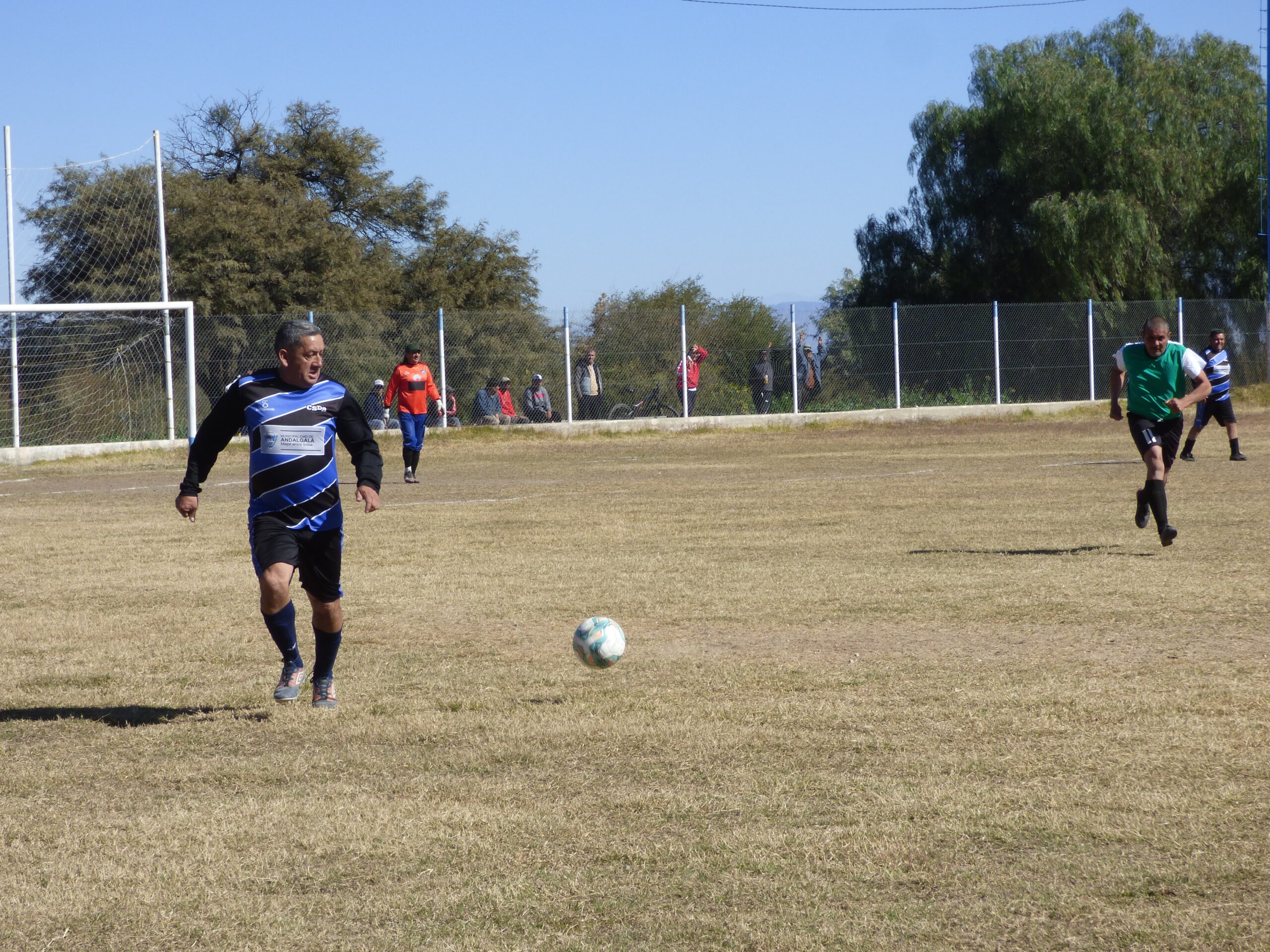 Personas-jugando-futbol